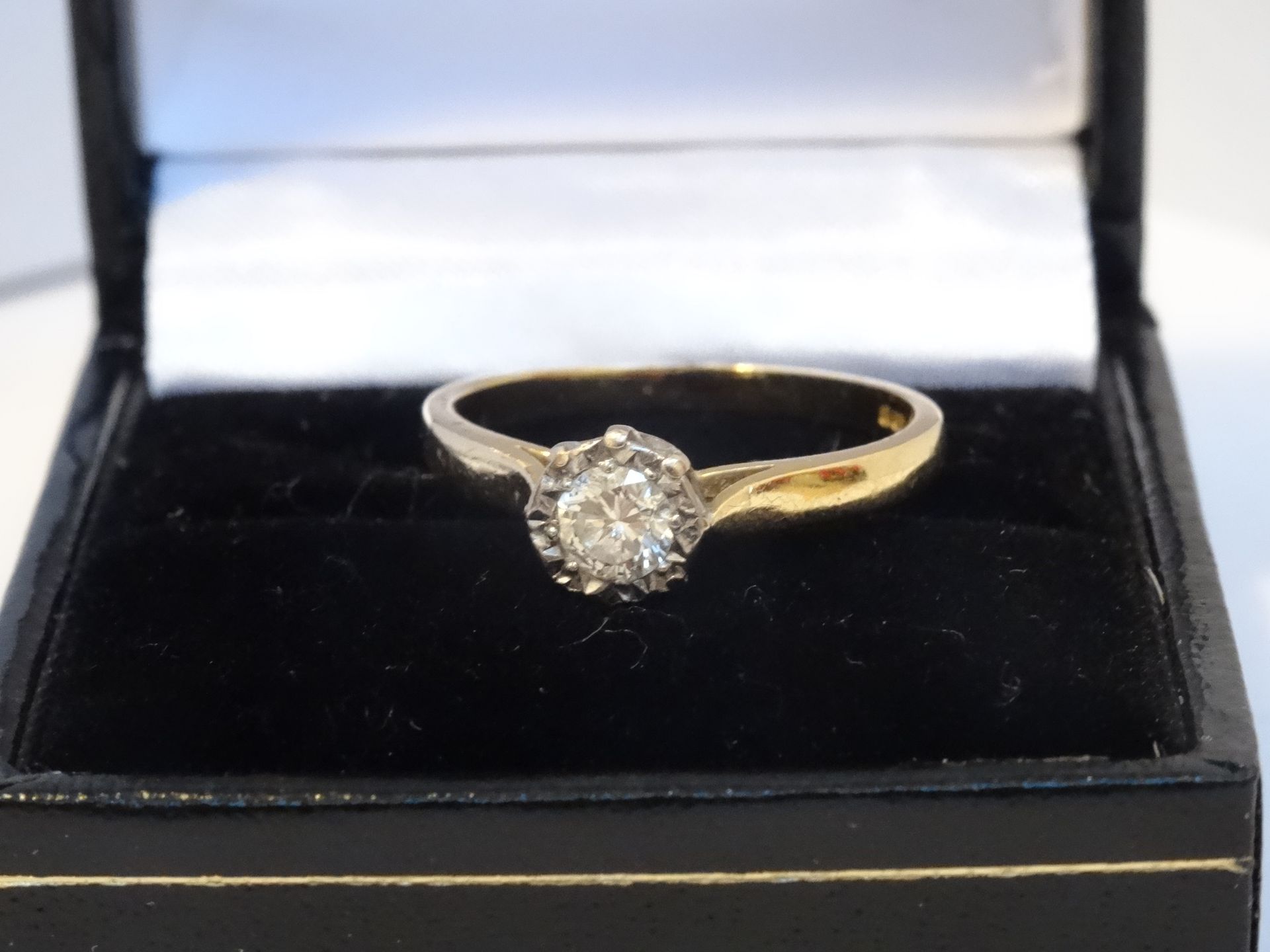 18 Carat Yellow & White Gold Diamond Illusion Set Single Stone Ring. - Image 4 of 4