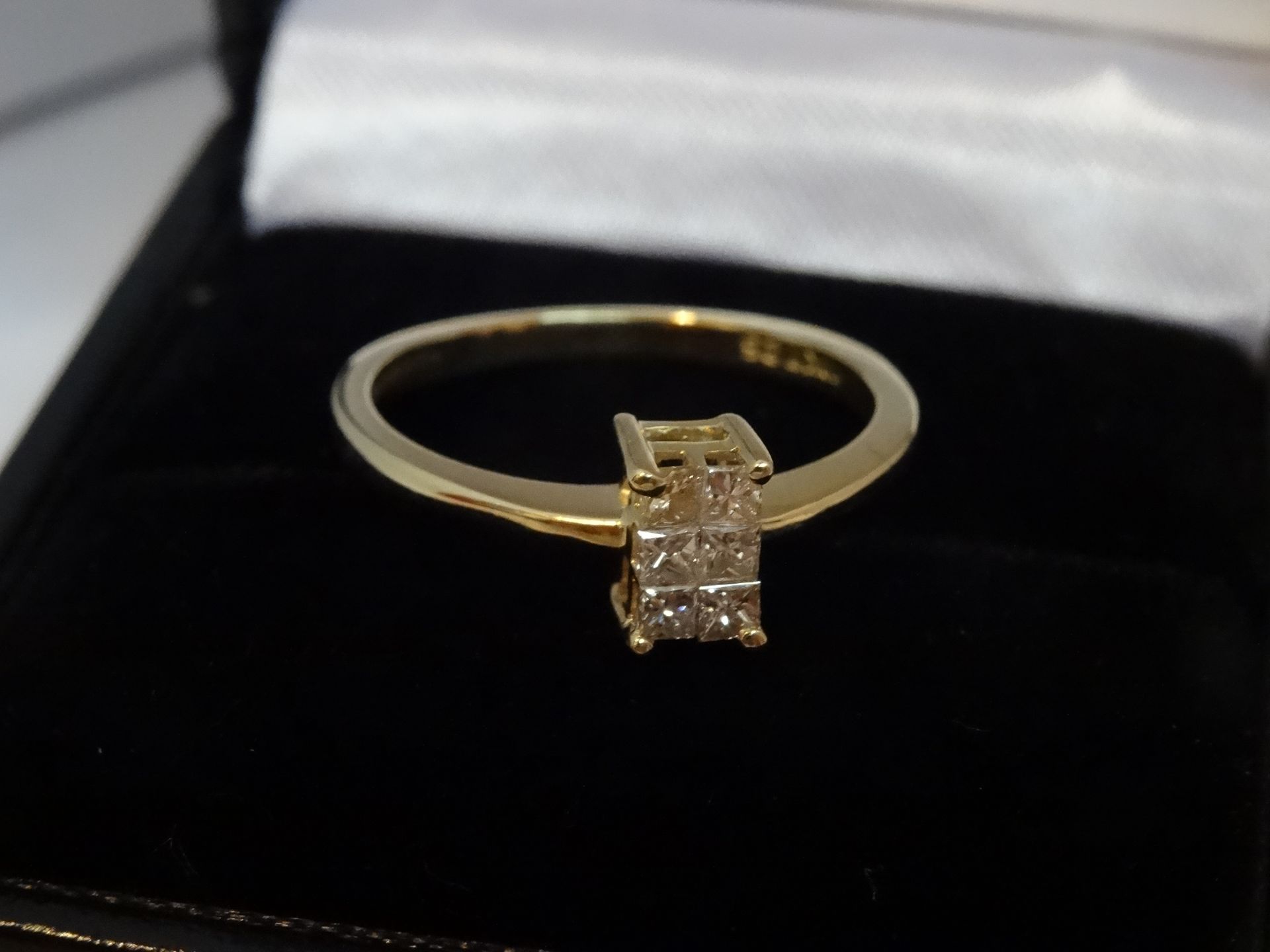 18 Carat Yellow Gold Diamond Ring.