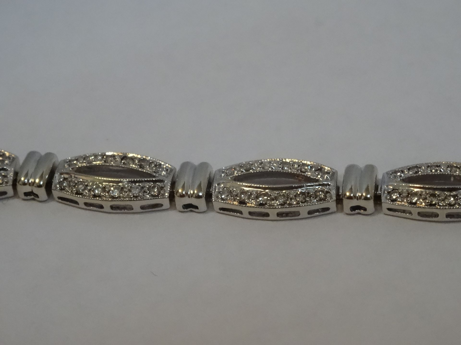9 Carat White Gold Diamond Bracelet. - Image 3 of 5