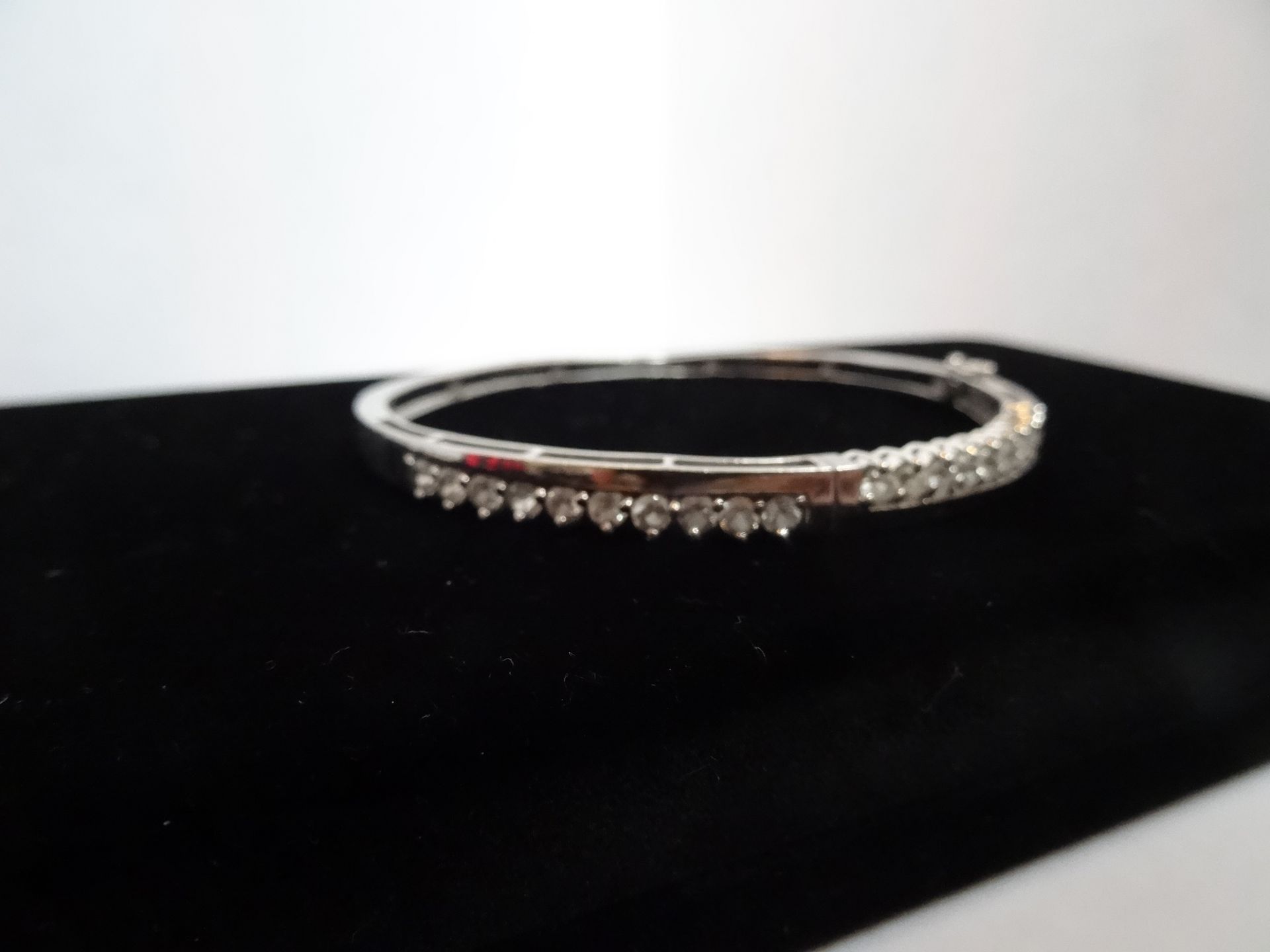 9 Carat White Gold Clear Stone Hinged Bangle. Contains 20 x 2.75mm Clear Stones. - Image 3 of 6