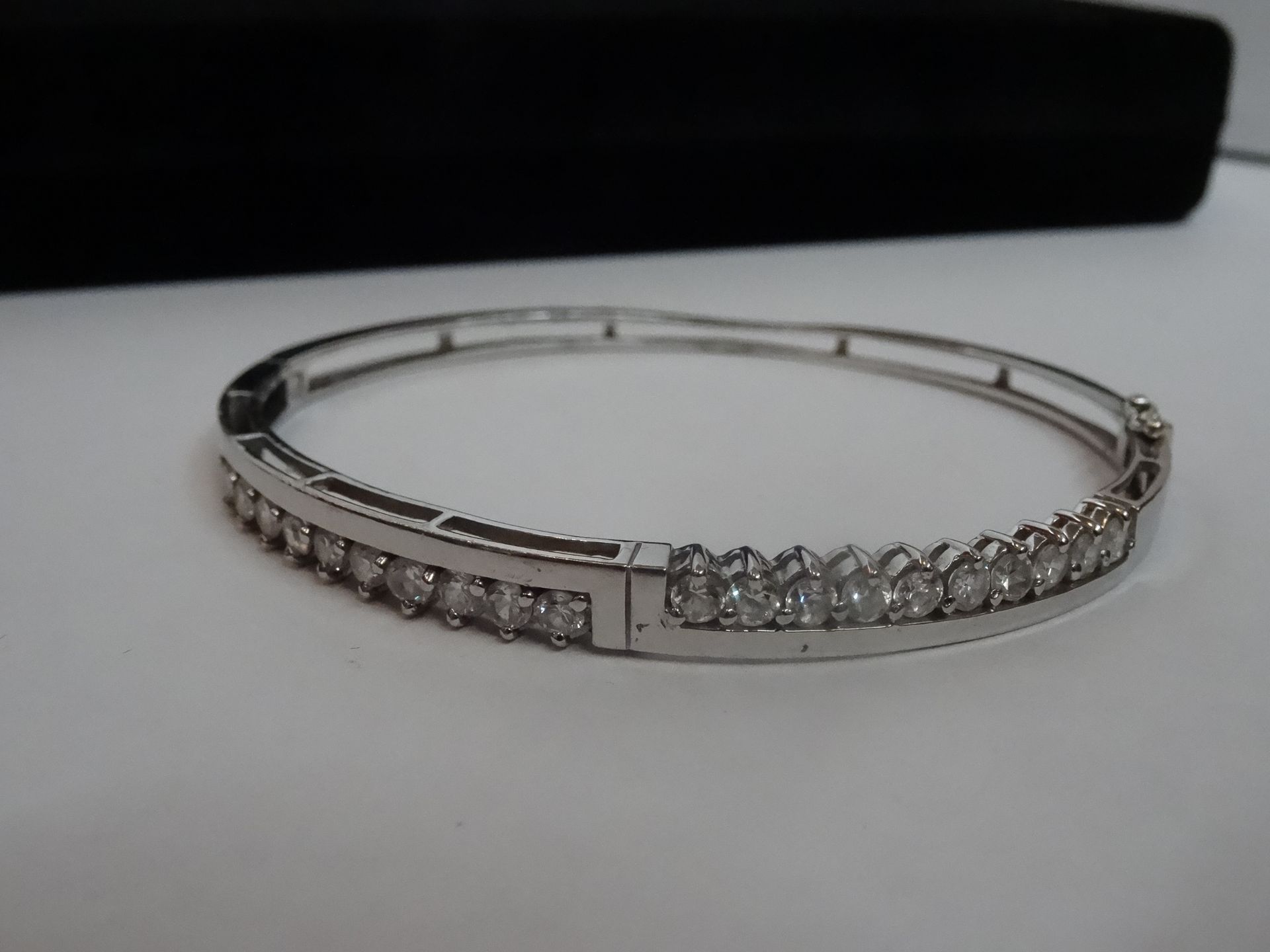 9 Carat White Gold Clear Stone Hinged Bangle. Contains 20 x 2.75mm Clear Stones. - Image 4 of 6