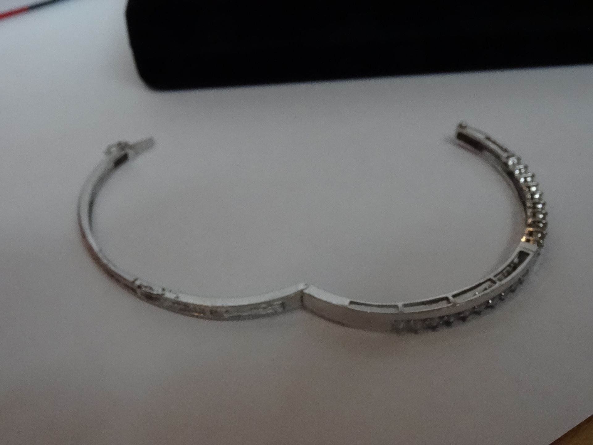 9 Carat White Gold Clear Stone Hinged Bangle. Contains 20 x 2.75mm Clear Stones. - Image 5 of 6