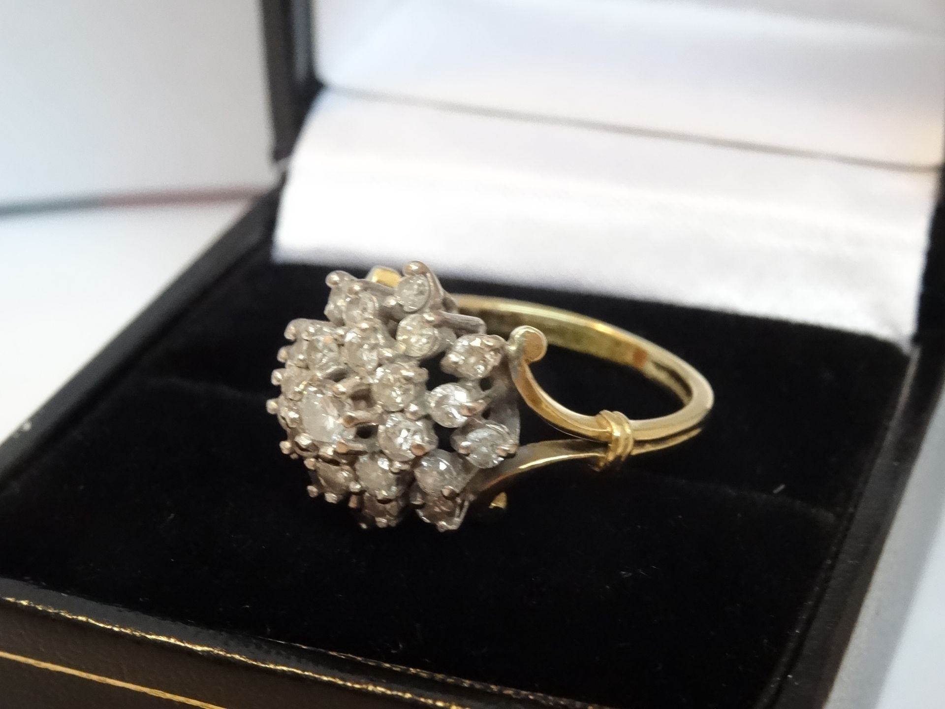 18 Carat Yellow & White Gold Diamond Cluster Ring. Containing 0.85 Carats of diamonds - Image 6 of 6