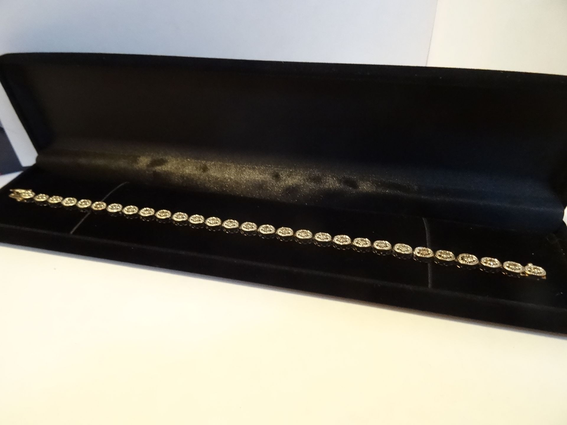 9 Carat Yellow Gold 1.25 Carat High Quality Diamond Tennis Style Bracelet. - Image 3 of 5