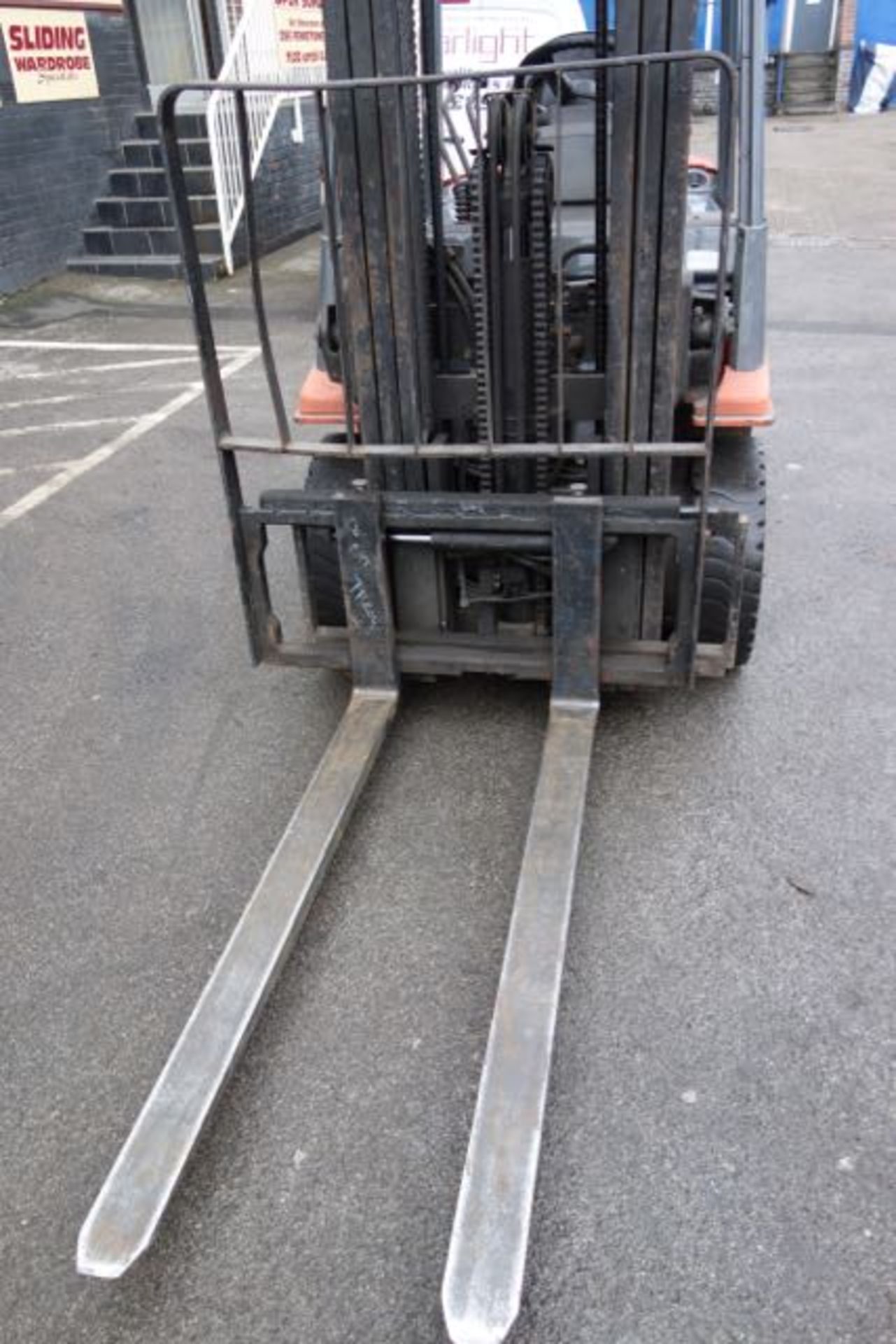 2003 Toyota 25 2.5 Tonne Diesel Forklift Truck. Max lift height. 4.1m. Side Shift. Full Working - Image 6 of 8