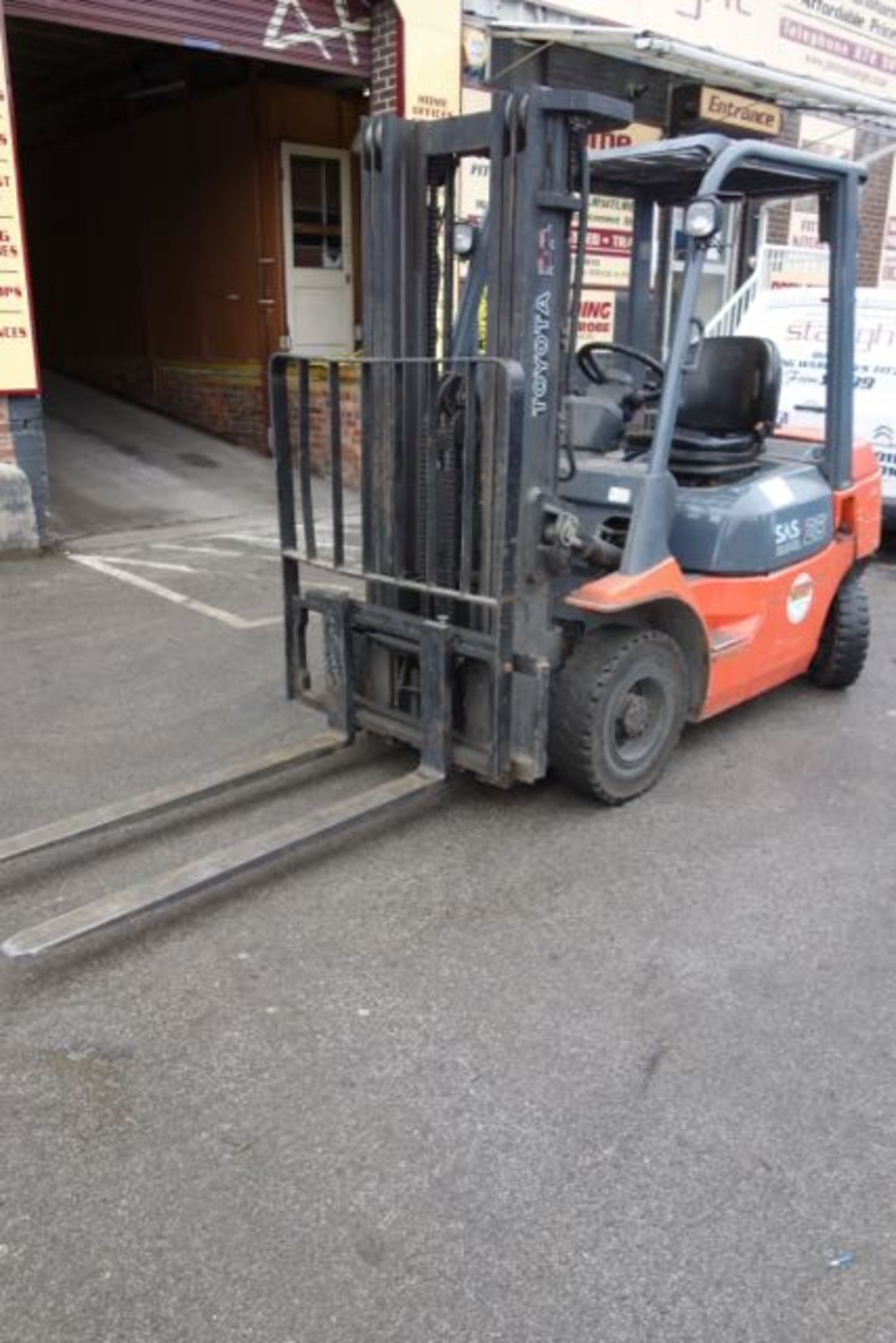 2003 Toyota 25 2.5 Tonne Diesel Forklift Truck. Max lift height. 4.1m. Side Shift. Full Working - Image 4 of 8