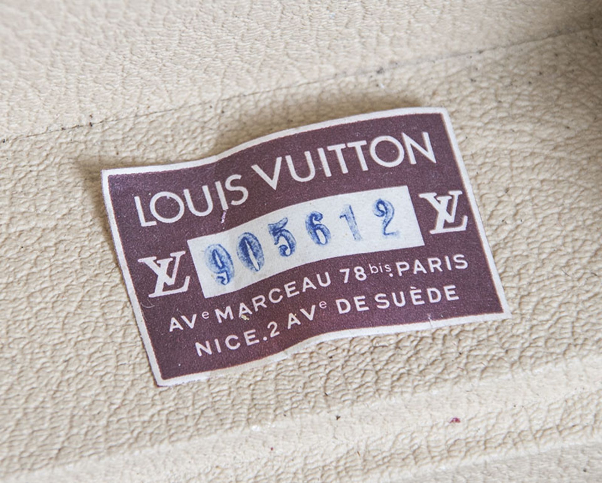 Reserve: 350 EUR        Koffer, Louis Vuitton, 1960er Jahre, Nr. 905612 Paris (Etikett innen), ca. - Image 2 of 2