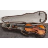 Reserve: 50 EUR        Alte Geige im Kasten m. Kinnstück (ohne Bogen).