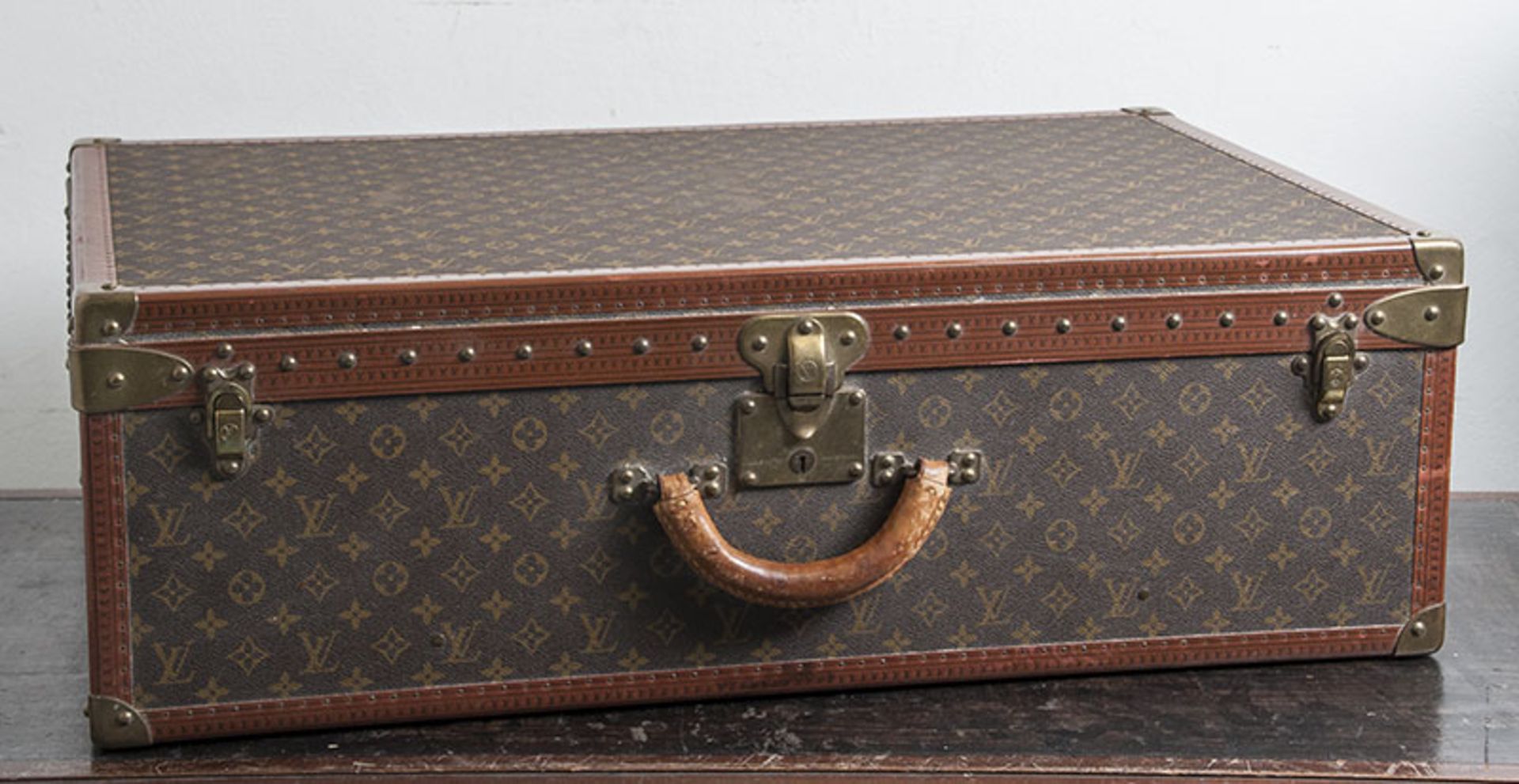 Reserve: 350 EUR        Koffer, Louis Vuitton, 1960er Jahre, Nr. 905612 Paris (Etikett innen), ca.