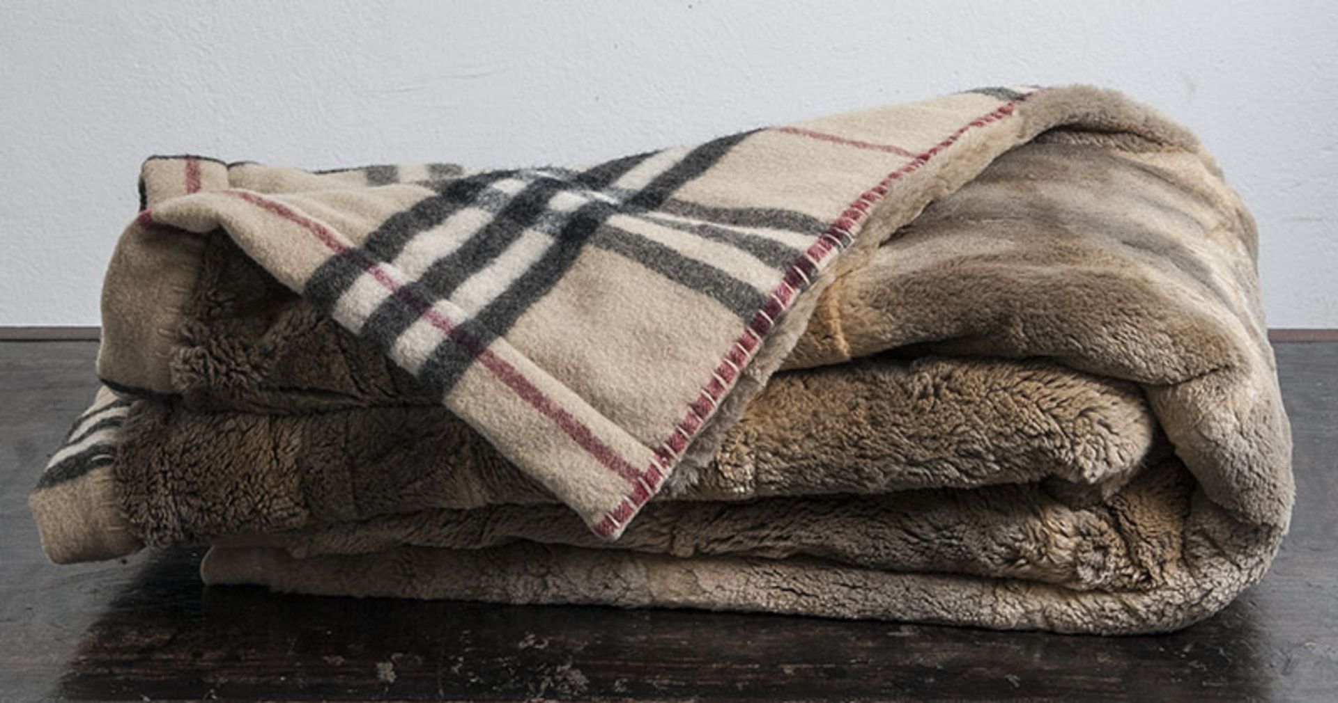 Reserve: 350 EUR        Fell-Decke, Burberry, Cashmere Nova-Check und Bisamfell. Ca. 138 x 110 cm.