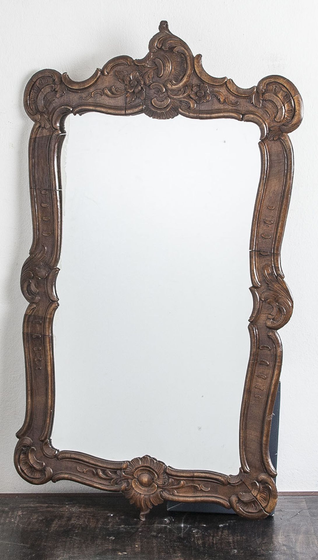 Reserve: 50 EUR        Spiegel, Rahmen im Barockstil, Nußholz geschnitzt, 19. Jahrh. H. ca. 99 cm,