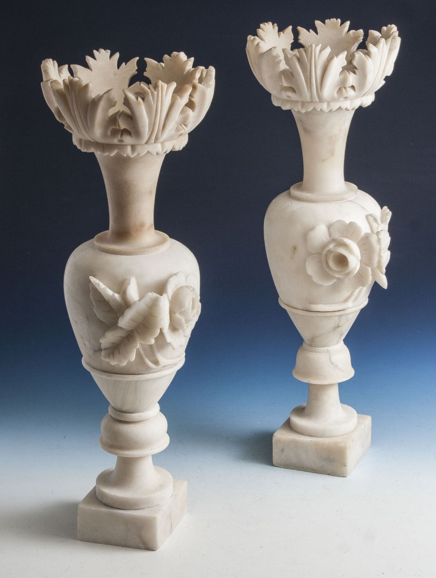 Reserve: 120 EUR        Paar Vasenbeisteller, Frankreich, um 1880, Marmor, plast. Blütendekor. H. je