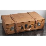Vintage-Koffer, Mitte 20. Jahrhundert, hellbrauner, geprägter Lederbezug, Metallmontierung. Ca. 45 x