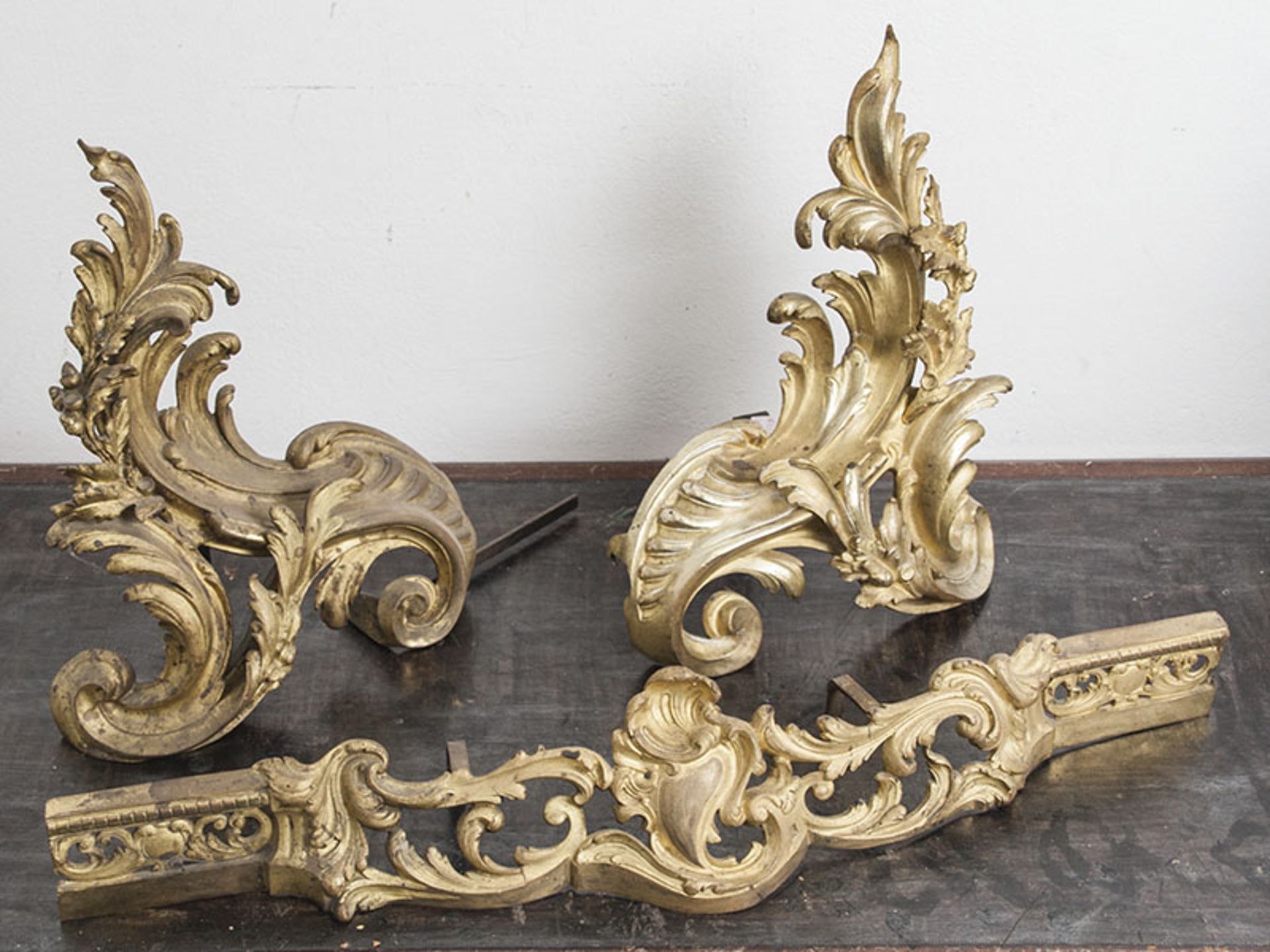 Reserve: 200 EUR        Paar Kaminböcke, Louis-XV-Stil, 19. Jahrhundert, Bronze vergoldet.