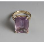 Damenring, Gelbgold 585, ausgefasst mit 1 gr. Amethyst im Scherenschliff, ca. 18 x 13 mm,ca. 7,2 gr.