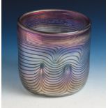 Zylindrische Vase, farbloses Glas, violett-irisierender Überfang, mit dunklenFadeneinschmelzungen.
