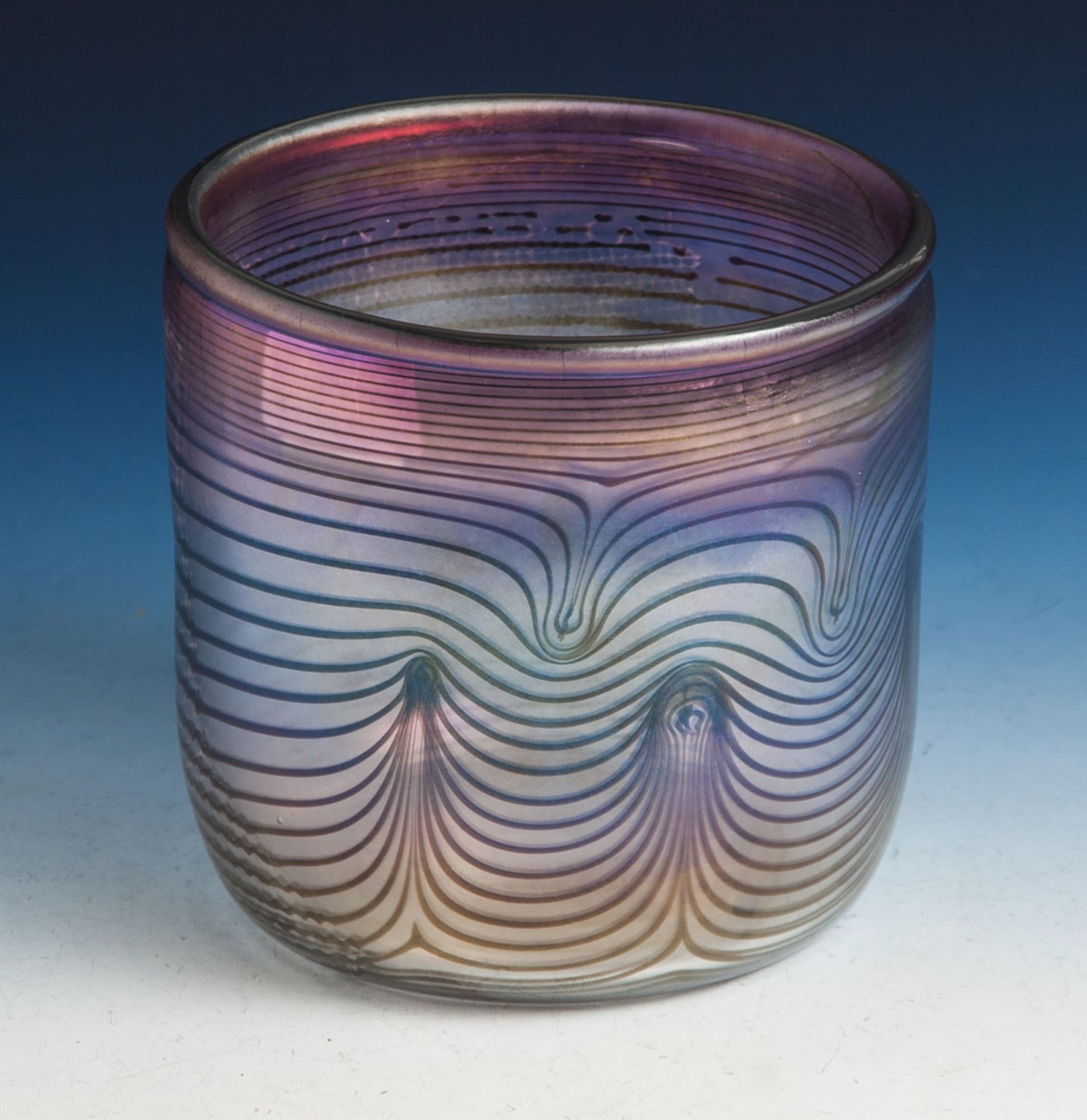 Zylindrische Vase, farbloses Glas, violett-irisierender Überfang, mit dunklenFadeneinschmelzungen.