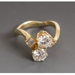 Damen-Brillant-Ring, Gelbgold 750, kantige Ringschiene, ausgefasst mit 2 Brillanten, jeca. 0,90 ct/