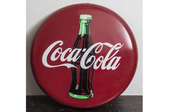 Coca-Cola-Schild, Metall, rücks. bez. u. dat. 1990, DM. ca. 50 cm, sehr gute Erhaltung.Mindestpreis: