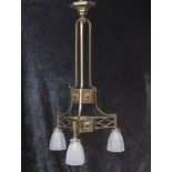Deckenlampe, Art Deco, 20er Jahre, 3 Glasschirme, Messinghalterung, Deckenhöhe ca. 96 cm.