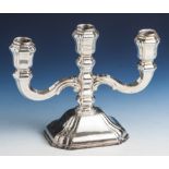 Kerzenhalter, 3-flammig, Silber, Punze 835. H. ca. 19,5 cm (Silbergewicht nicht zuermitteln)