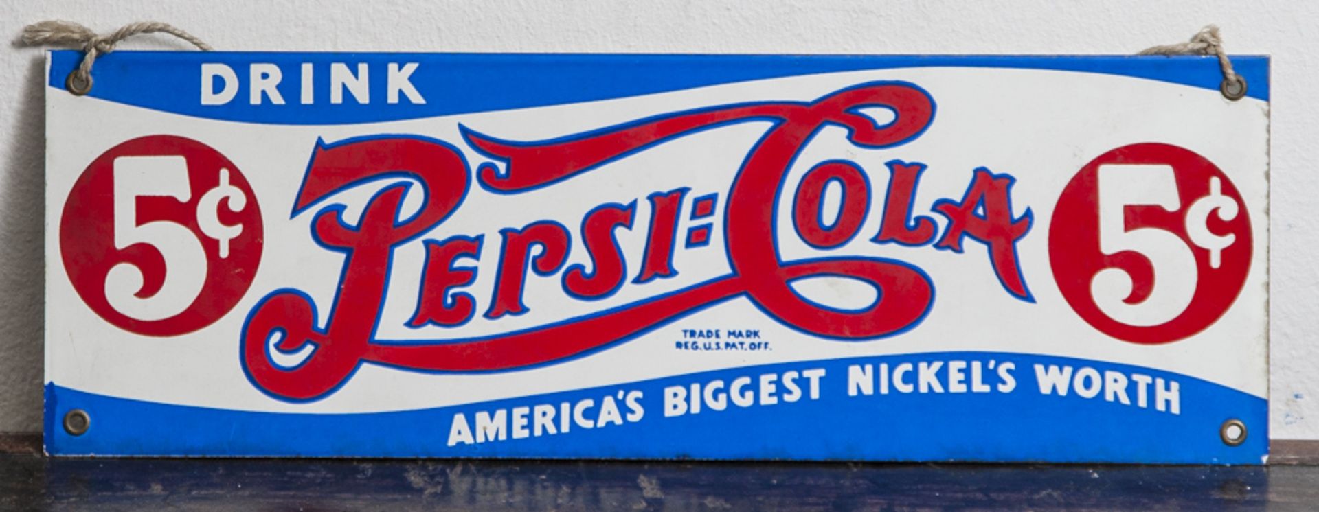 Emailschild, "Drink Pepsi Cola", 5 Cent, America´s Biggest Nickel´s Worth. Ca. 15 x 46 cm.