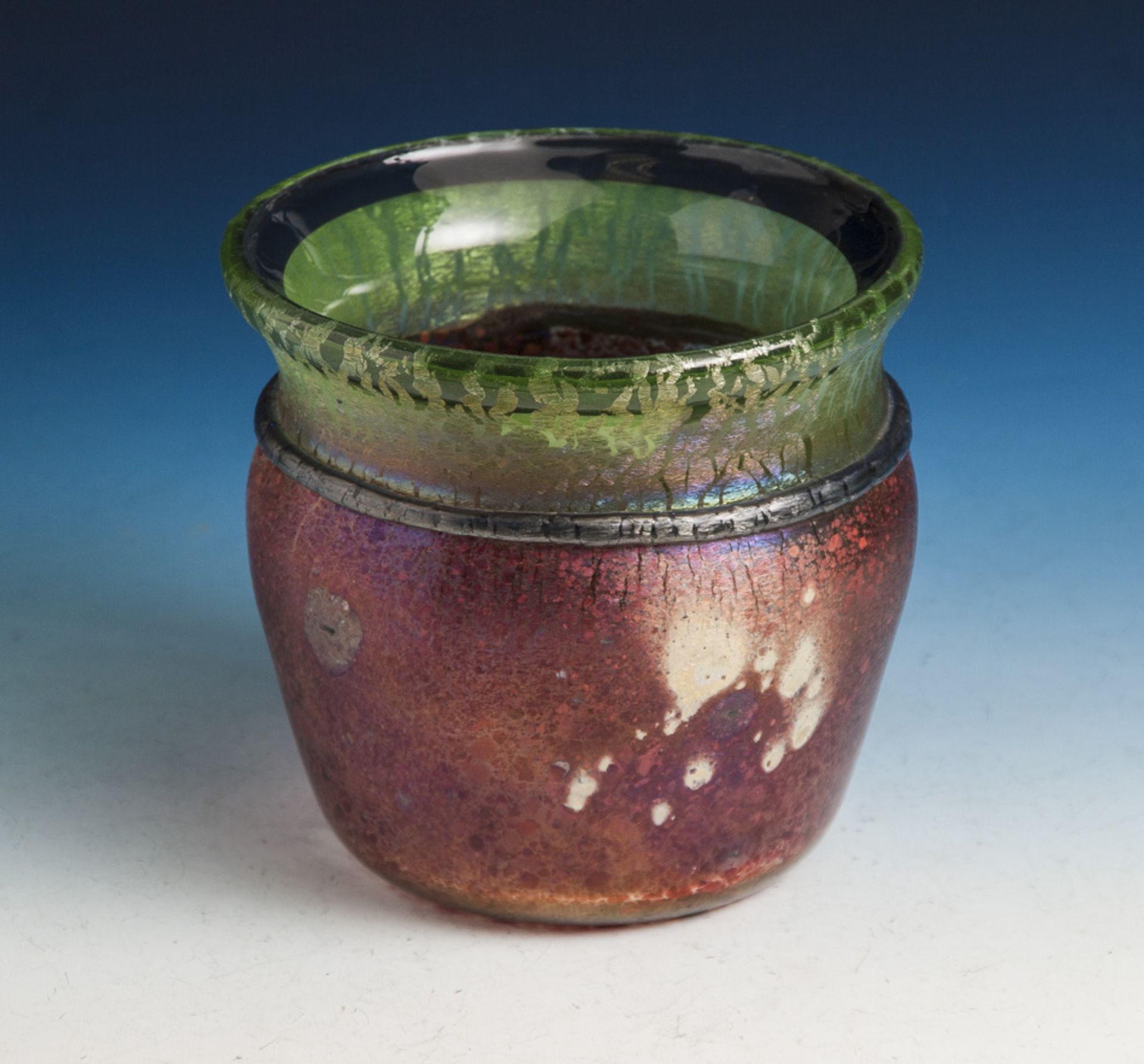 Vase, farbloses Glas, der Mündungsrand grün überfangen, der Korpus mit grün bzw. roterKrakelee-