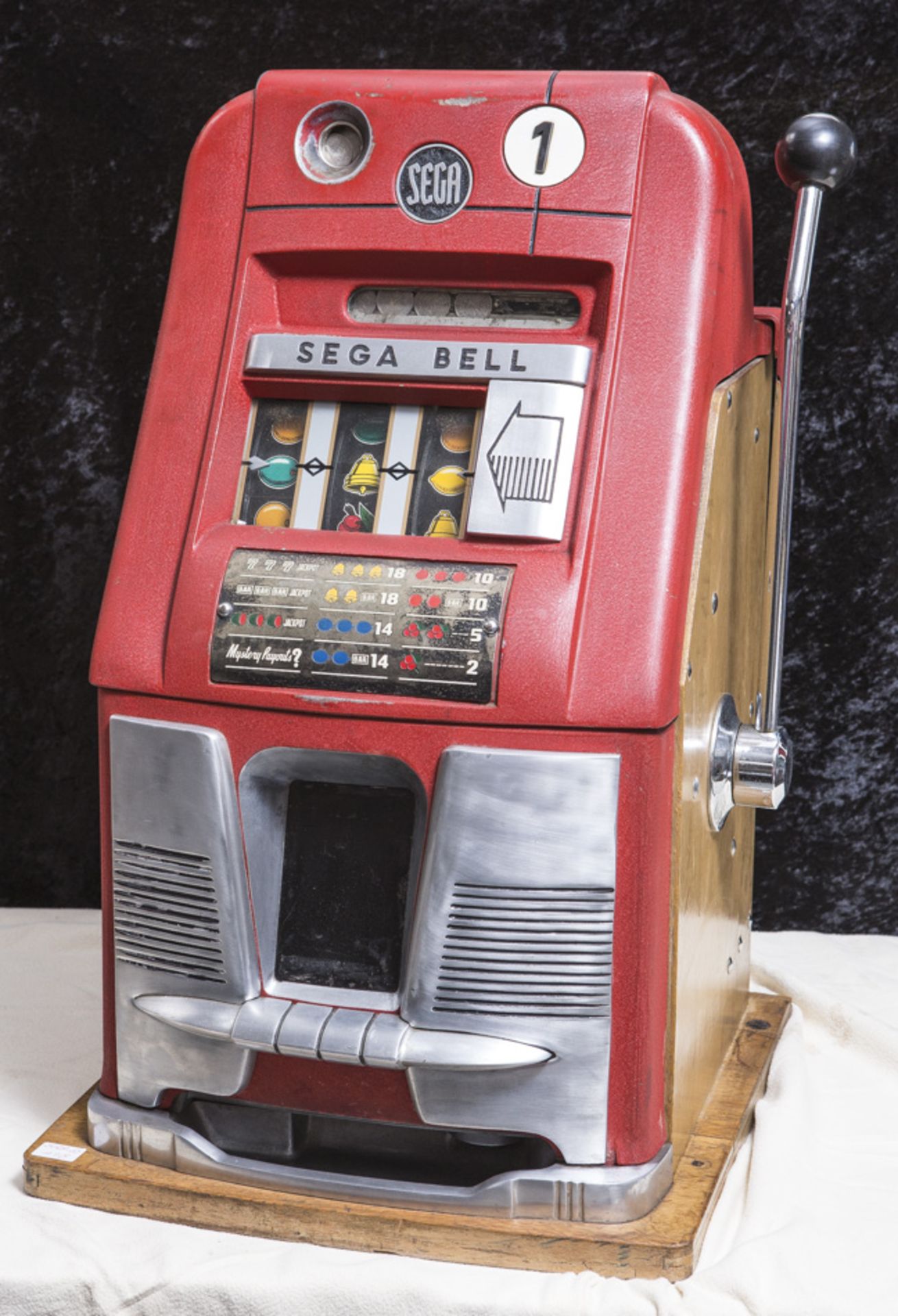 Spielautomat, Einarmiger Bandit, Sega Bell, DM-Einwurf, 1950/60er Jahre, Aluminium rot.Mindestpreis: