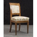 Zwei gleiche Stühle, um 1800/10, Nußholz massiv m. Messingbeschlag, Sitz u. Rückengepolstert.