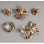 Posten Goldschmuck, GG 585, 4 Teile, bestehend aus: 1 Brosche, Schleifenform mitZuchtperle und 2