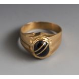 Herrenring, Gelbgold 750, Bandring, der Ringkopf ausgefasst mit ovalem Onyx-Cabochon mitBandeinlage.