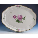 Meissen, Schwertermarke, Tablett, "Rote Rose" m. Goldrand. L. ca. 43 cm.Mindestpreis: 80 EUR