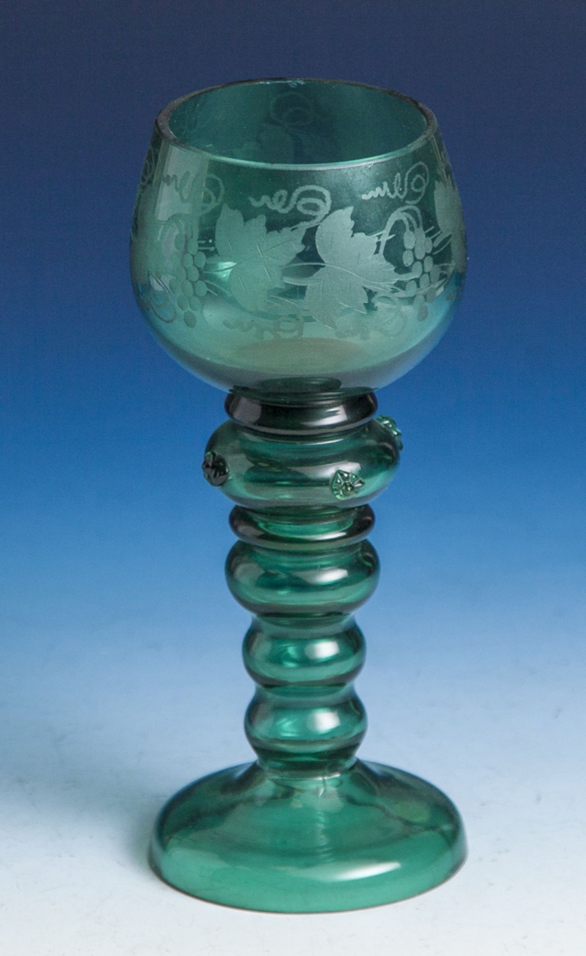 Römer, 19. Jahrh., grünes Glas, hohlgeblasener Schaft, mehrfach profilert m.