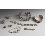 Posten Silberschmuck, 9 Teile, bestehend aus Armreif, 2 Armbändern, 1 Brosche, 4 Ringen,