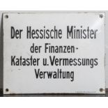 Emailschild, gewölbt, weiss-schw. Schrift "Der Hessische Minister der Finanzen - Katasteru.