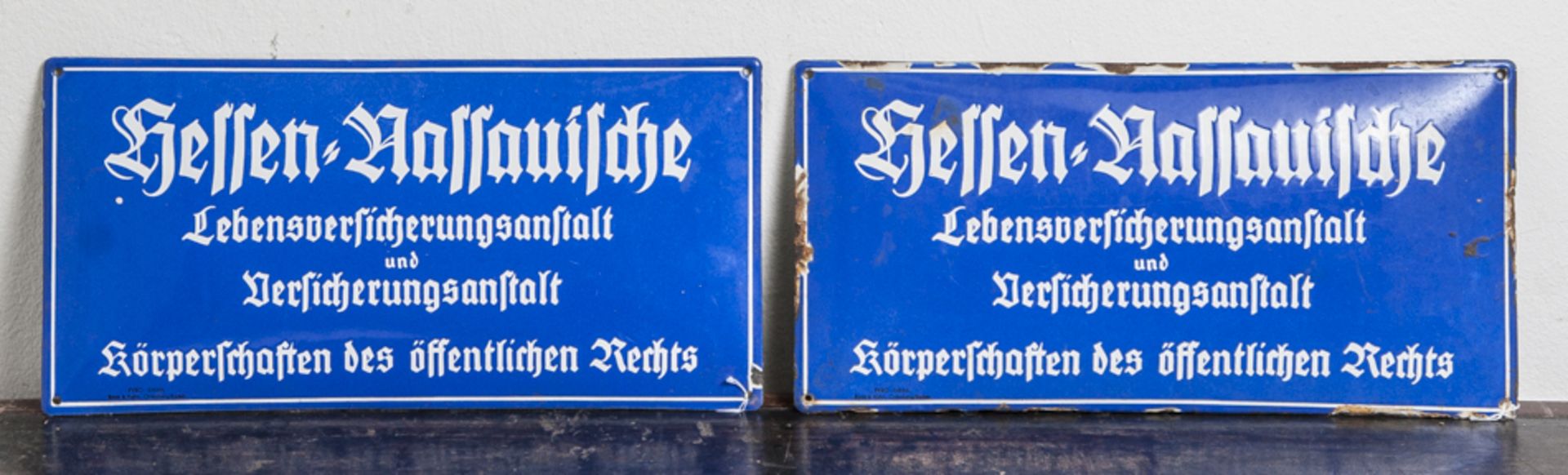 Zwei Emailschilder, gewölbt, auf blauem Grund - weisse Schrift "Hessen -