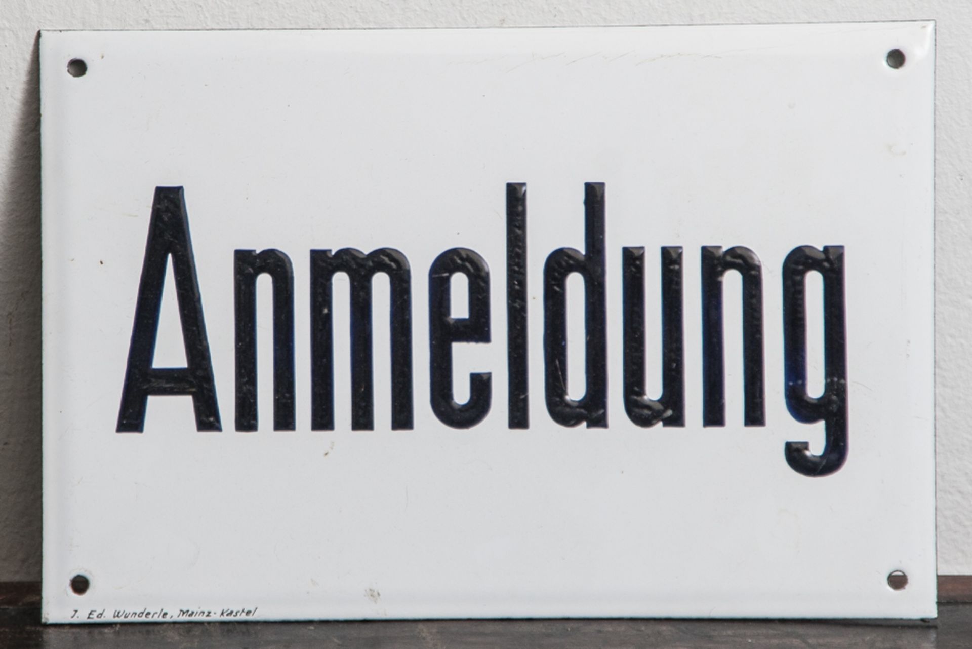 Emailschild, "Anmeldung", J. Ed. Wunderle, Mainz-Kastell. Ca. 20 x 30 cm.