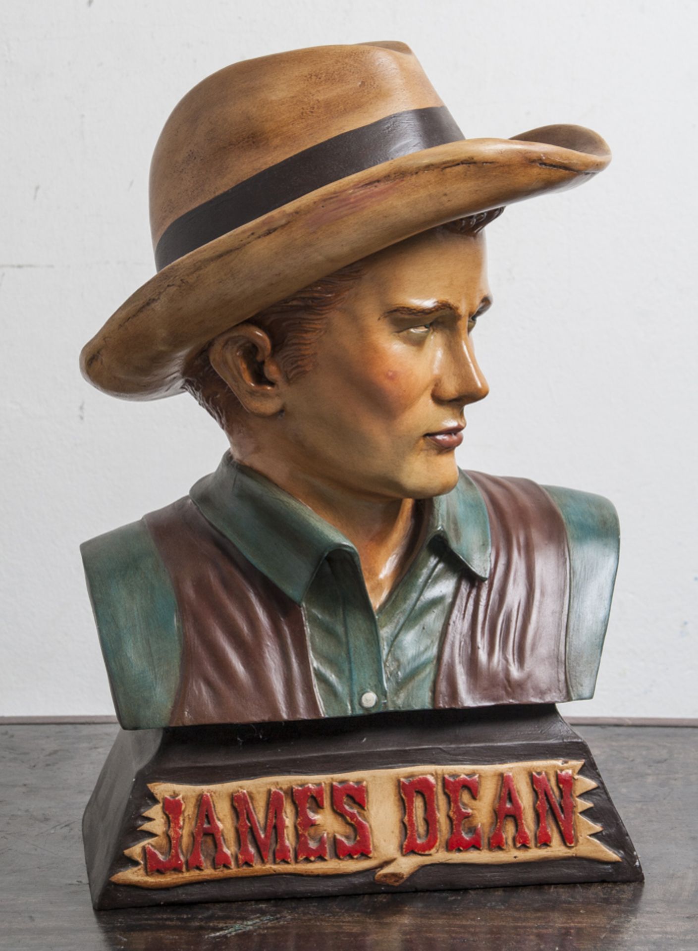 Dekofigur/Büste "James Dean", farbiger Kunststoff. H. ca. 50 cm.