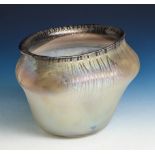 Vase, farbloses Glas, lindgrün-irisierend überfangen, ovale Form, zur Mitte hin bauchigausgedehnt,