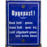 Emailschild, weisse Schrift auf blauem Grund, "Opgepast! - Rood licht: gevaar. Groenlicht: spoor