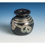 Kleine Vase, farbloses Glas, schwarz überfangen, mit spiralförmig, in Schleifen mündendengrün-