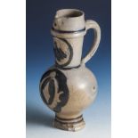 Enghalskrug aus Westerwälder Keramik, runder Standfuß (bestoßen), kugelförmiger Korpus m.zylindr.,