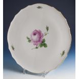 Meissen, Pfeifferzeit, Kuchenplatte, "Rote Rose" m. Goldrand (leicht berieben). Ø ca. 33cm.