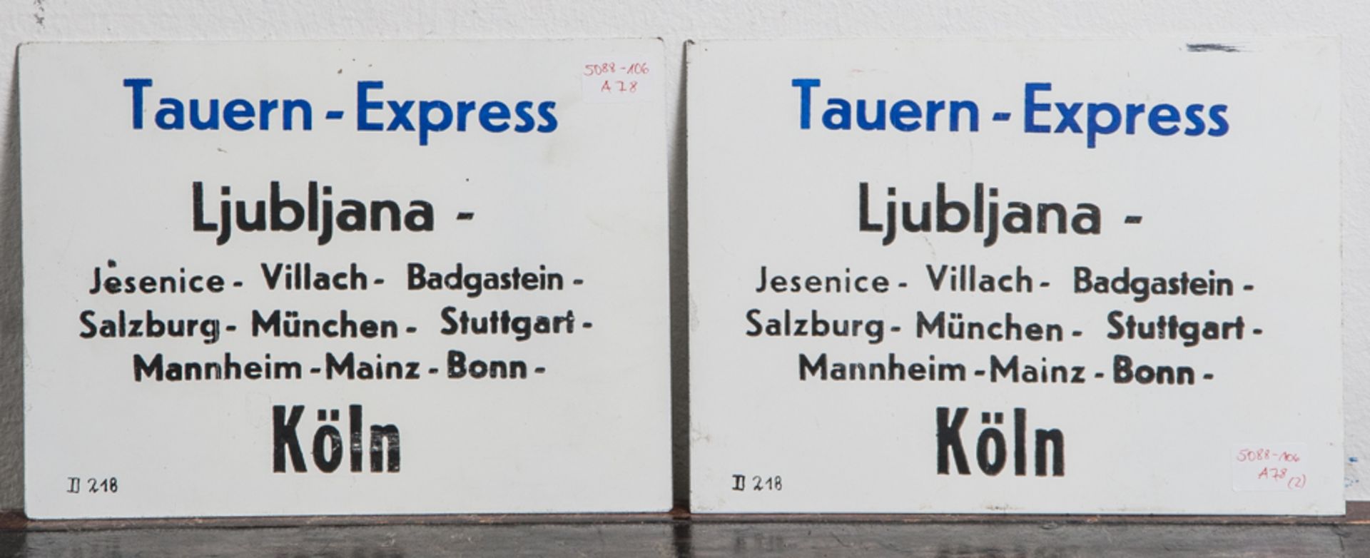 Zwei Zugschilder, Metall, beschriftet, 1. Seite "Tauern - Express - Stuttgart -Ljubljana", 2.