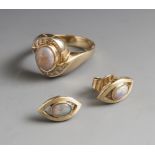 Schmuckset mit Opalen und Diamanten, Gelbgold 585, 2-teilig, bestehend aus Ring undOhrsteckern,