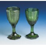 Zwei kleine Pokale, 19. Jahrhundert, farbloses Glas, mit grünem Überfang. Kuppa, Schaftund