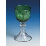Kleiner Pokal, 19./20. Jahrhundert, farbloses Glas, die grün überfangene Kuppa mitSchälschliff,