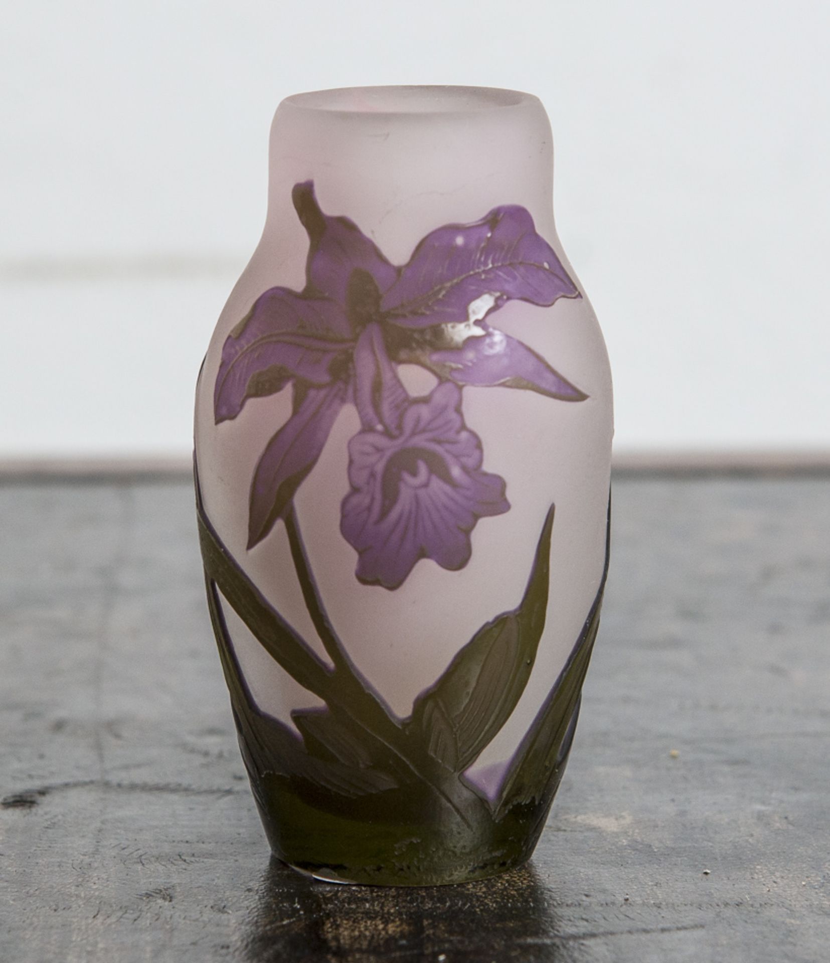 Kleine, bauchige Glasvase, in der Art E. Gallé, Orchideendekor (nicht bez. od. sign.),Jugendstil, um