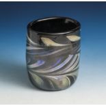 Vase, farbloses Glas, mit schwarz-irisierendem Überfang und grün-violetten Einschmelzungenin