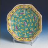 Porzellanteller, China, wohl 19. Jahrhundert, im Stil der famille rose, mit polychromerEmail-